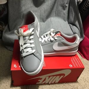 Nike Court Majestic Sneakers